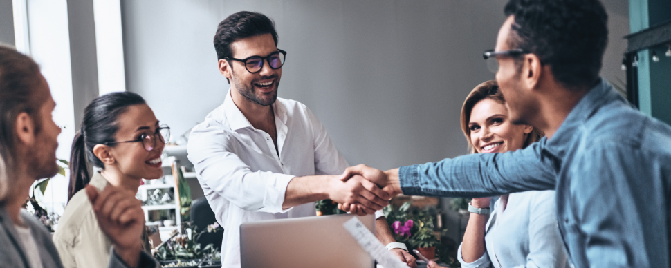 dar la bienvenida a un nuevo empleado a la empresa