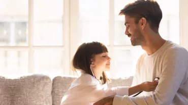 Hija y padre abrazándose